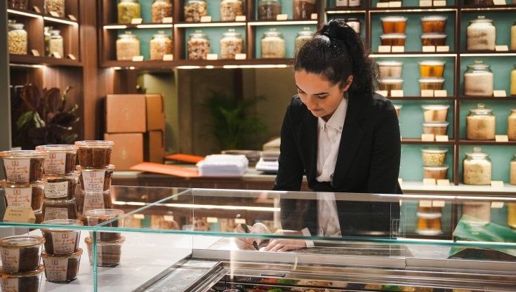 Frutta secca e legumi esposti come gioielli nella boutique del centro