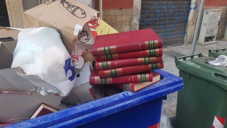 Un'enciclopedia nel bidone della carta, commerciante la recupera: "La offro a chi me la chiede"