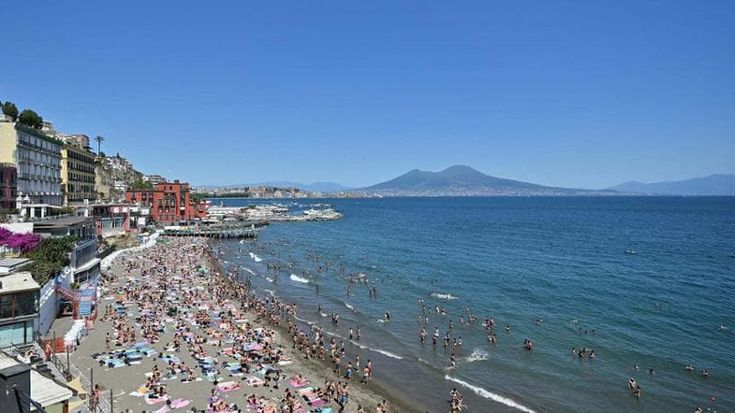 Assalto alle spiagge pubbliche, ora il tema è la sicurezza. Boom turisti in centro per il 2 giugno