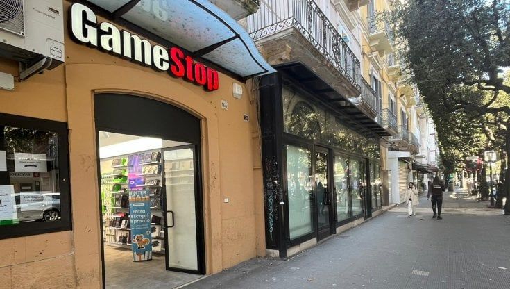Bari, furto da 2.500 euro a GameStop in corso Cavour: svuotata la cassaforte