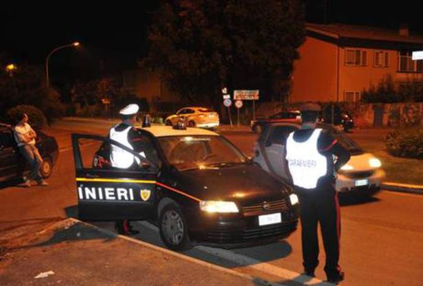 Spara un colpo in aria e mette in fuga i ladri