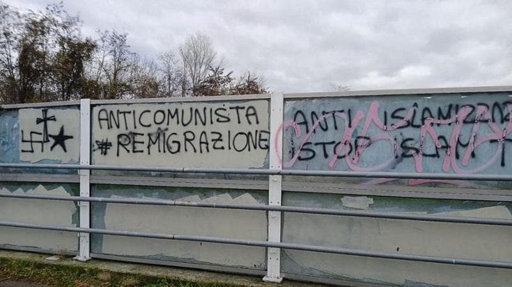 Cinisello, svastiche e scritte razziste sul ponte della tangenziale. Il Pd: “L’odio non ha colore”