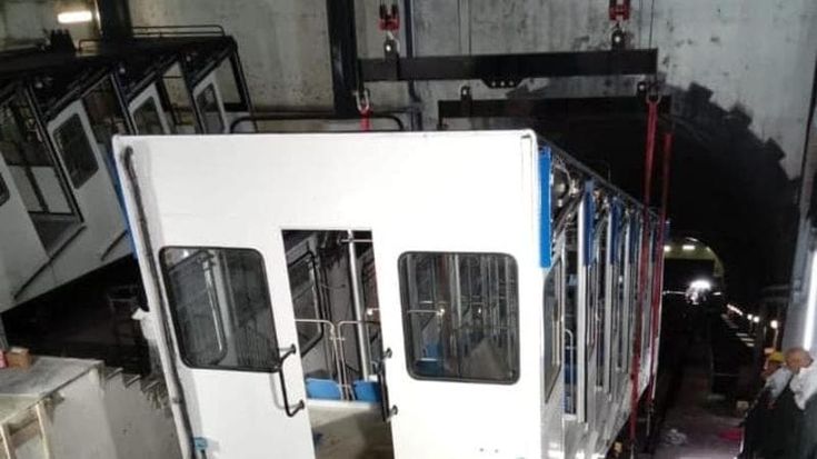 Funicolare di Chiaia a Napoli, pronto il primo treno: “Entro l’anno riapre”
