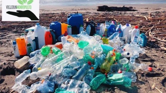  Salerno, dopo la mareggiata la spiaggia è un bazar di plastica
