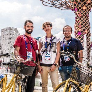 Facce da Expo, tre ciclisti sul Decumano