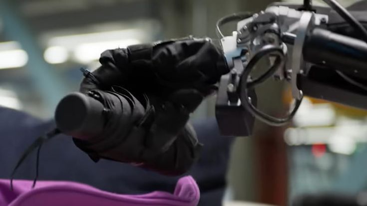 Il robot intelligente si collega a Internet: “Vai a Londra? Pioverà. Ti metto l’ombrello in borsa”