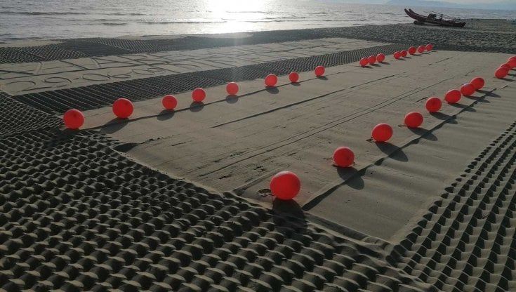 Viareggio, un monumento di sabbia per ricordare le vittime del treno