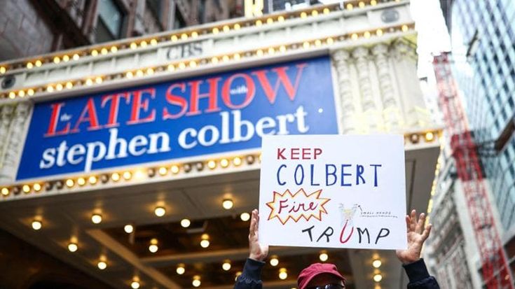 “Hello, goodbye”, addio al “Late Show” di Colbert: ultima puntata “all star” all’ombra di Trump