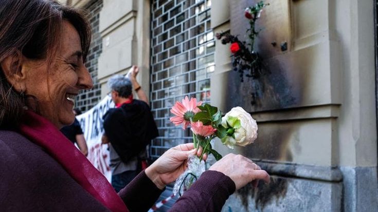 “Vanchiglia non si fa intimidire”, subito fiori freschi sulla cenere della lapide vandalizzata