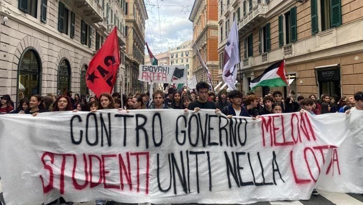 Studenti in piazza a Genova. Salvini attacca per un volantino con lo slogan “Quarto Reich”
