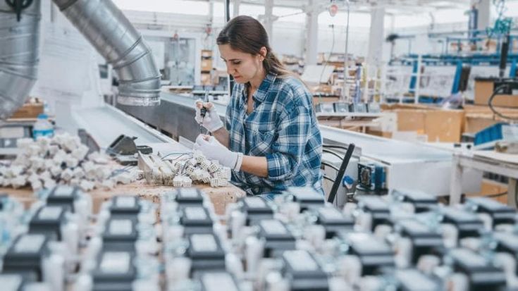 Anie: industria in calo, i settori tecnologici tengono e crescono