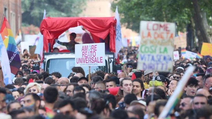 Il Pride sfila a Bologna, decine di migliaia in corteo: “Siamo l’ossessione di questo governo fascista”
