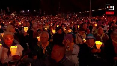 Lourdes, papa Leone partecipa alla processione delle candele - diretta