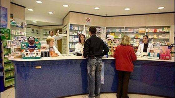 Gli italiani comprano meno farmaci etici, ma più integratori e cosmetici