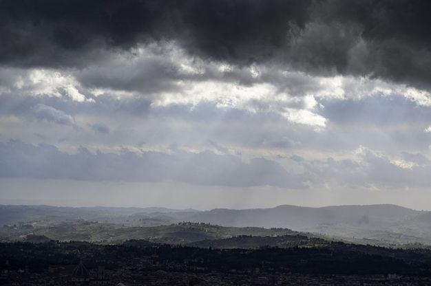 La quiete prima della tempesta: lo spettacolo delle nubi nere su Firenze