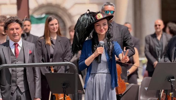 Potenza, Arisa diventa cavaliere della Repubblica e canta l'inno di Mameli
