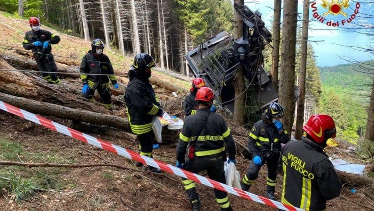 Funivia caduta, presto altri indagati: "Dobbiamo capire perché il cavo si sia spezzato, per ora nessun collegamento col freno manomesso" 