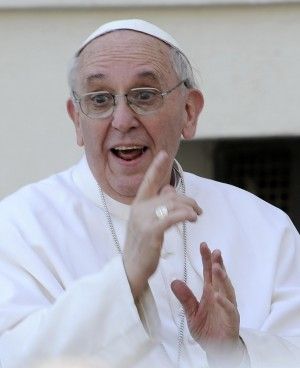 Bertone: "Il Papa a Torino?<br />Preparate la bagna cauda..."