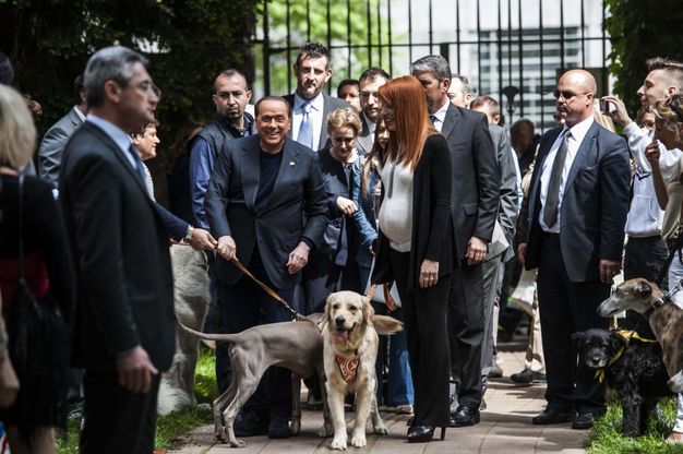 Milano, Berlusconi alla festa degli animali senza Dud&ugrave;