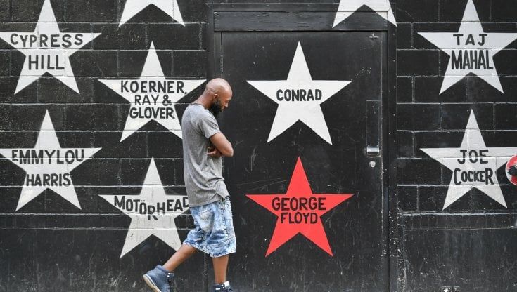 Un anno dopo la morte di George Floyd, l'America si interroga sul razzismo: le conquiste di Black Lives Matter e la polizia che non cambia