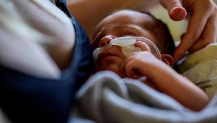 Virus sinciziale, primo sì europeo a vaccino per neonati e over 60