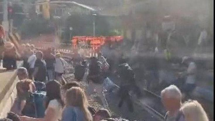 Circum in tilt, deraglia un vagone: passeggeri sui binari e lunghe attese
