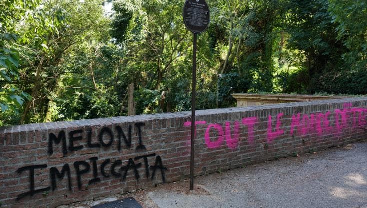 Ancora scritte contro Meloni. FdI: “Ora Daspo a tappeto”
