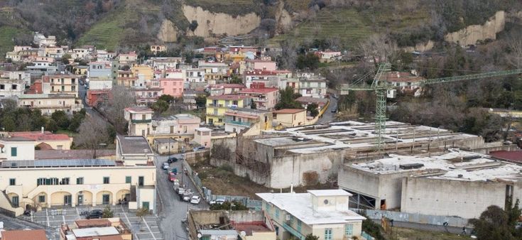 Il Poliambulatorio abbandonato di via Grottole ormai diventato una discarica 
