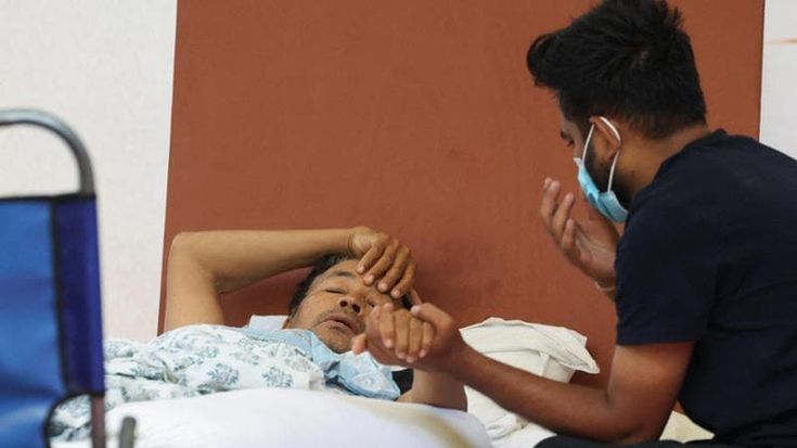 India, attivista ricoverato con forza dopo 20 giorni di digiuno: cresce la protesta degli scarafaggi