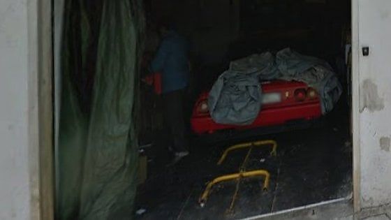 Alberobello, cibi scaduti nel garage con la sua Ferrari: 6mila 600 euro di multa al ristoratore