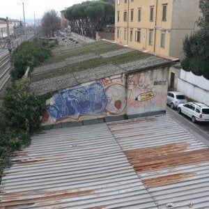 Tettoia di eternit all'ex Meyer, il Comune ora interviene: sopralluogo per rimuoverla