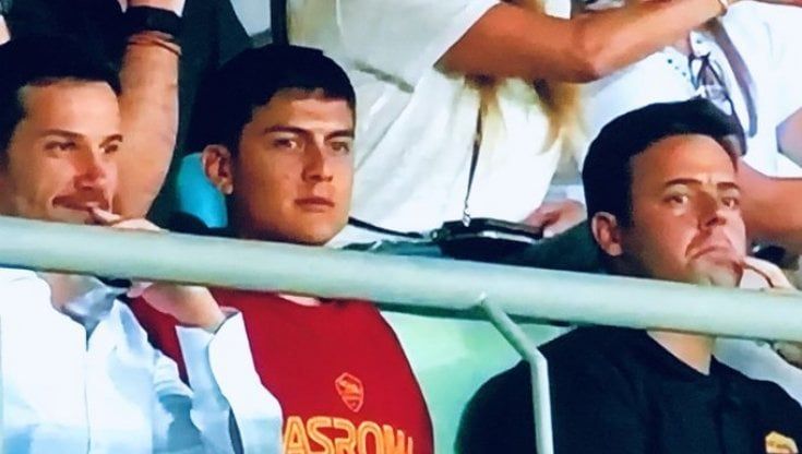 Dybala in tribuna in maglia giallorossa per l'amichevole con lo Sporting. Roma battuta 3-2