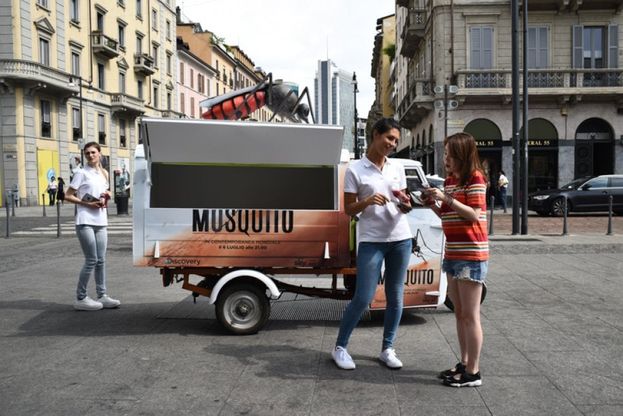 Zanzara gigante in giro per Milano. In tutto il mondo arriva "Mosquito"