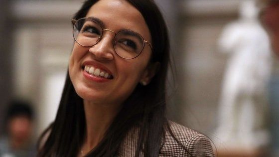 Usa, Alexandria Ocasio-Cortez e la sfida dei soldi: "Fondi solo ai candidati progressisti"