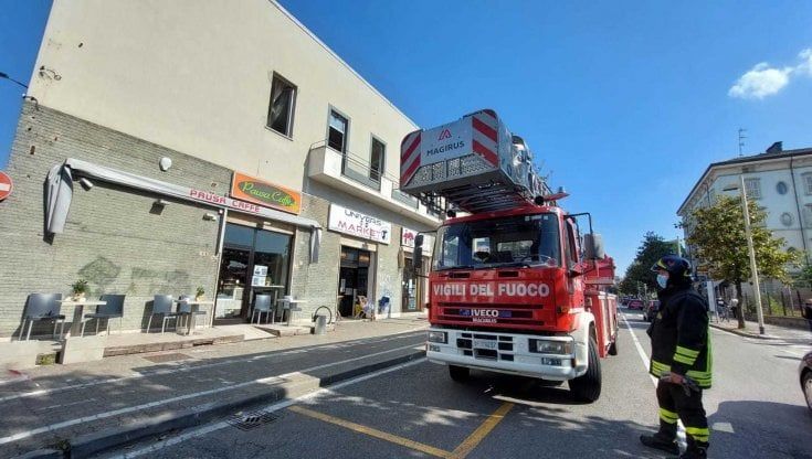 Incendio in via Trento: residenti messi in salvo da polizia e vigili del fuoco