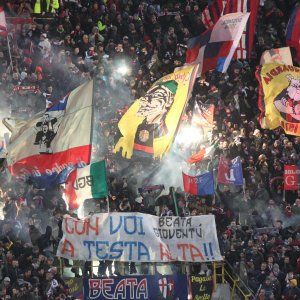 Bologna-Juve, petardo verso il pullman bianconero
