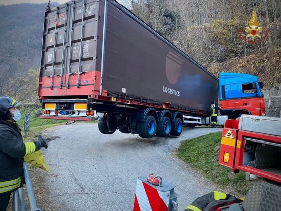 Piemonte, il navigatore sbaglia valle: tir incastrato nel tornante di montagna