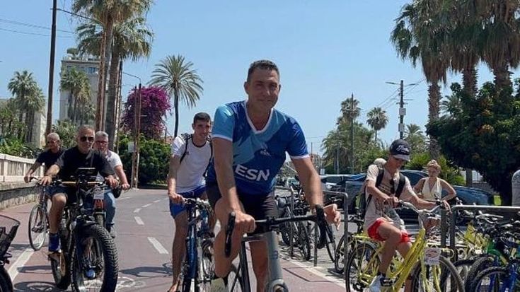 Il futurismo atletico di Fn, Vannacci resta solo alla prova del nuoto
