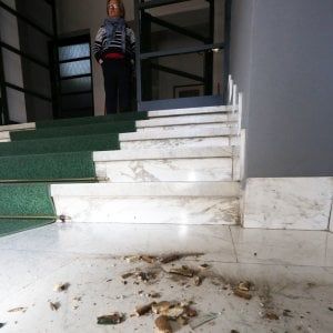 Milano, boato a tarda sera: scoppia una bomba carta all'ingresso di un condominio