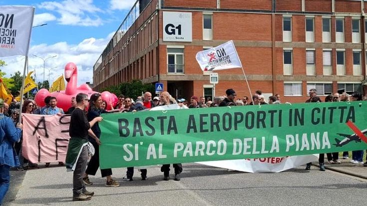 In duemila alla manifestazione contro la nuova pista dell’aeroporto di Peretola