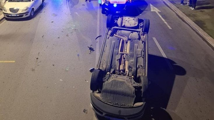 Manovra azzardata su via Capruzzi, urta auto in senso opposto e si ribalta: paura per i passeggeri