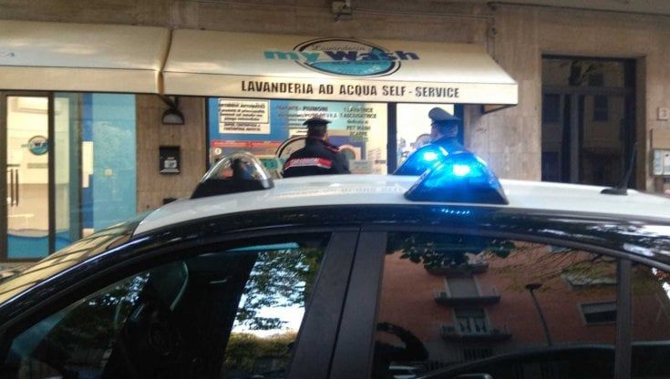 Parma, furto nella lavanderia in diretta video: 26enne arrestato