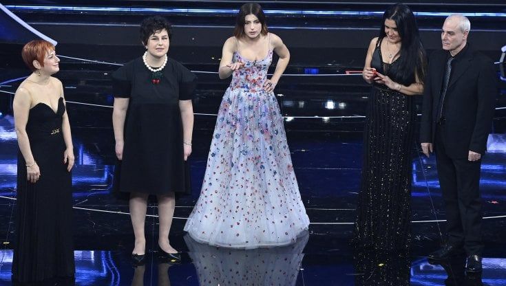 Maria Chiara Giannetta invita sul palco i non vedenti che l'hanno trasformata in Blanca: "Sono i miei guardiani, eppure sono ciechi!"