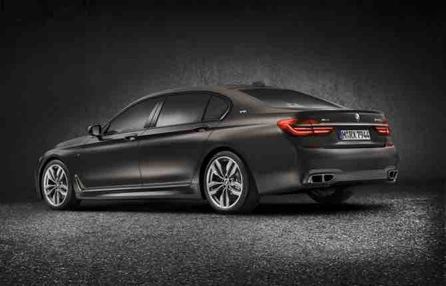 Bmw M760Li xDrive, la berlinona brucia supercar