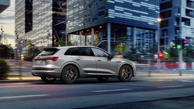 Sorpresa Audi e-tron, dimezzato il tempo di rifornimento