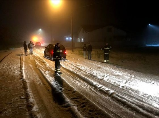 Grandinata record a Varese, spazzaneve in azione: decine di auto bloccate