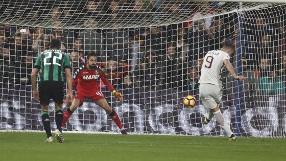 Sassuolo-Roma 1-3: Dzeko trascinatore, giallorossi soli al secondo posto