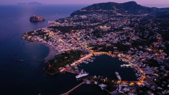 Coronavirus, il sindaco di Ischia: "Chiusura porti? Non è razzismo"