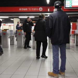 Milano, molesta donna sul metrò: fermato palpeggiatore seriale