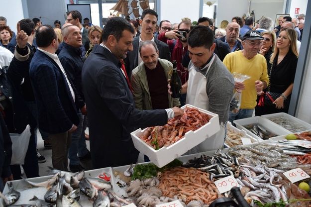 Bari, inaugurato il nuovo mercato di Via Amendola: 28 box per pesce e verdura  e parcheggio interrato